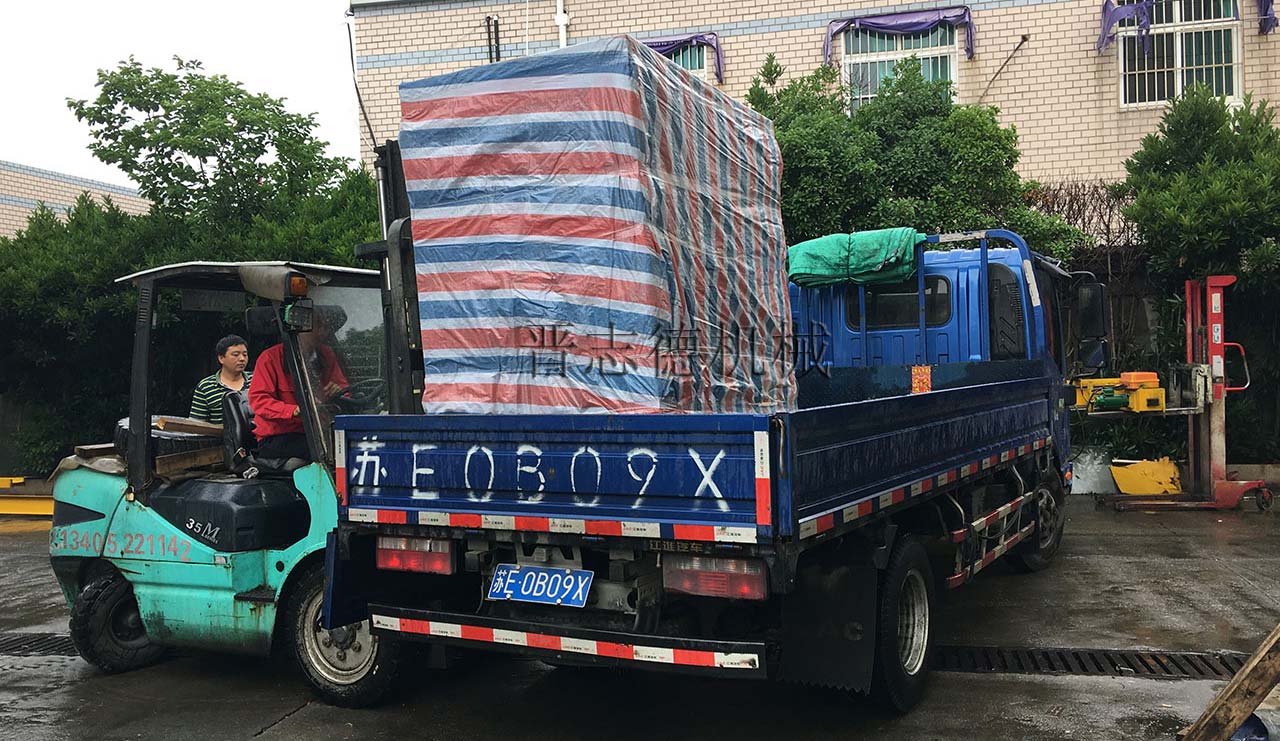 沖床送料機(jī)雨天裝車,沖床送料機(jī)雨天出貨